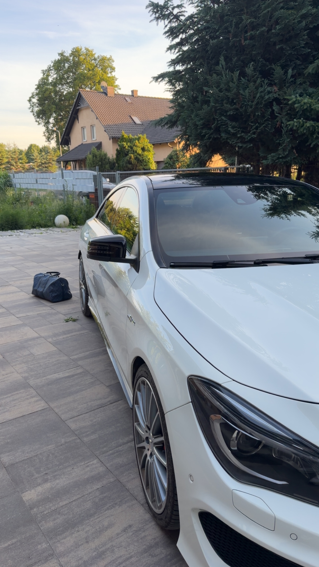 Biały Mercedes CLA 45 po detailingu