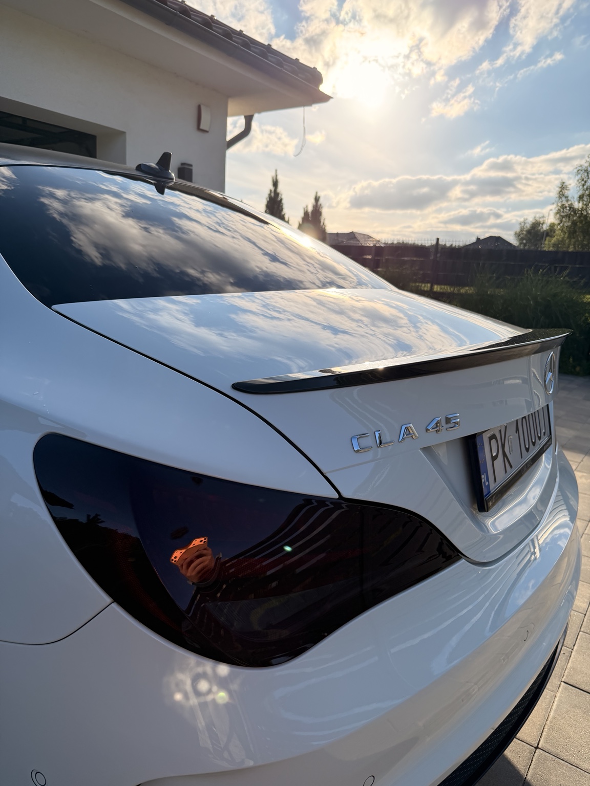 Tył białego Mercedesa CLA 45 po detailingu