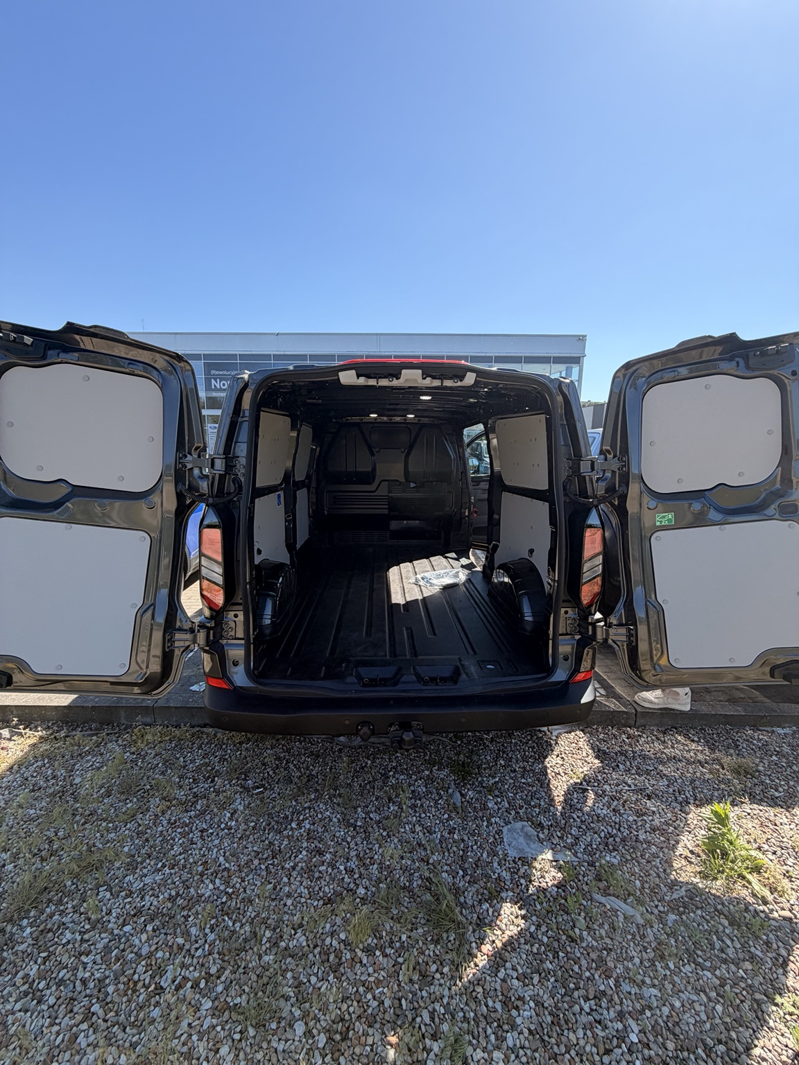 Ford Transit Custom przygotowany do zabudowy mobilnego detailingu
