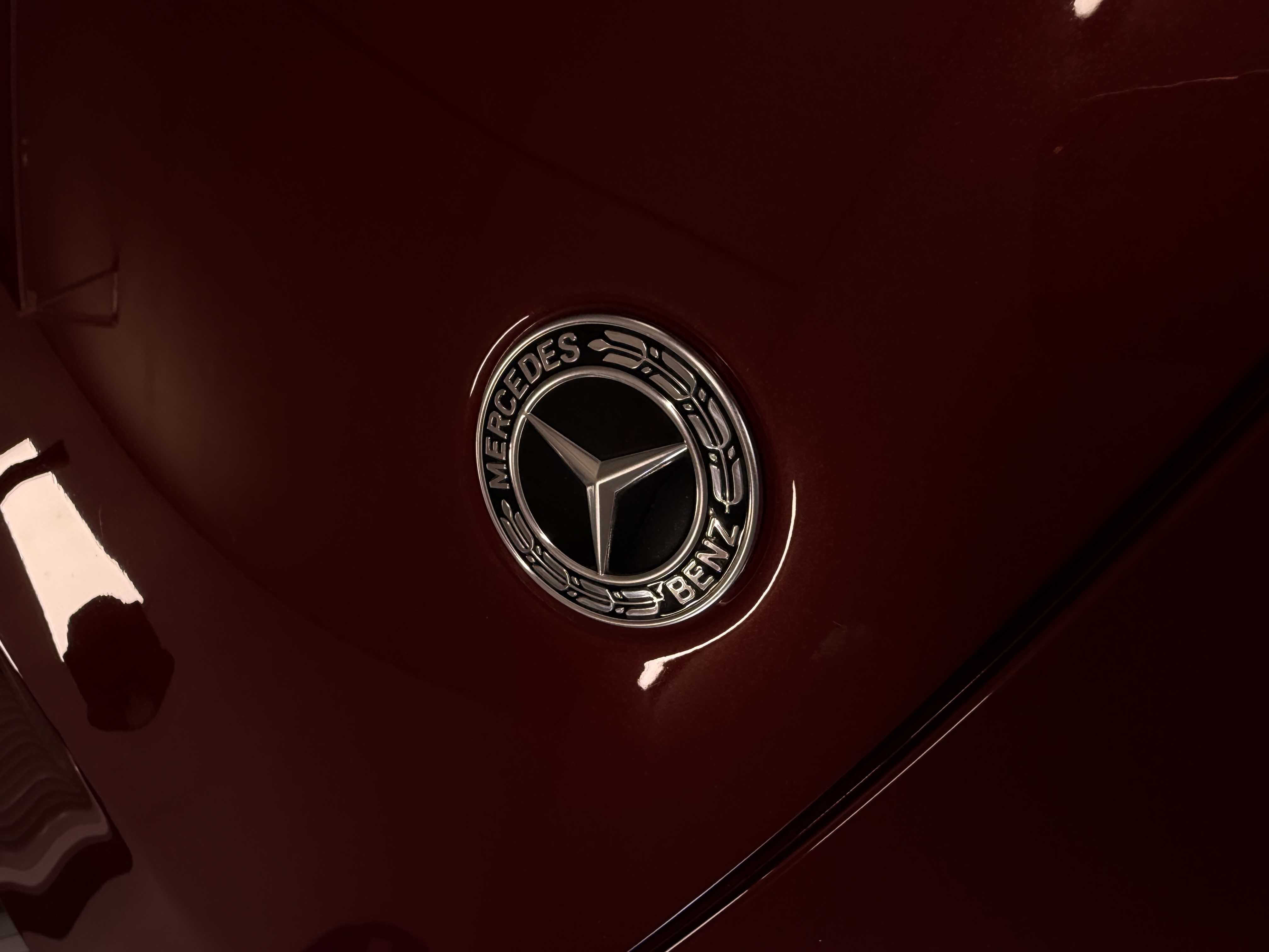 Emblemat Mercedesa i zabezpieczony lakier