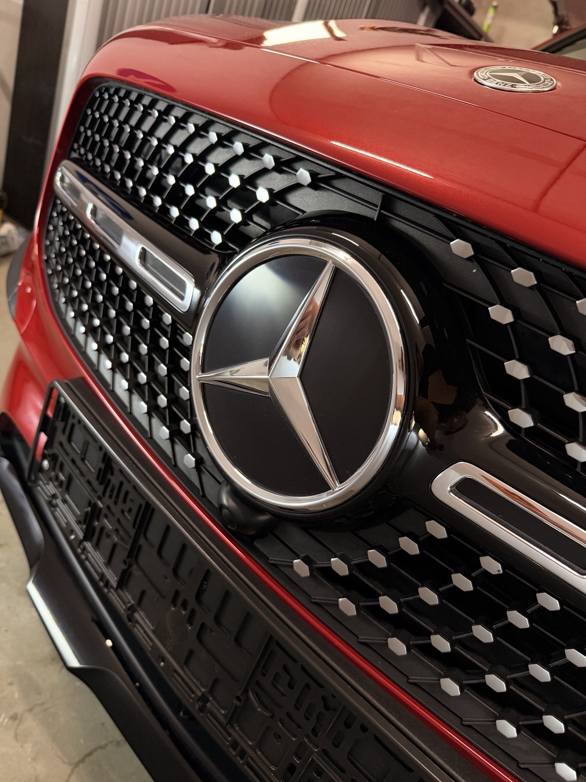 Grill czerwonego Mercedesa po detailingu