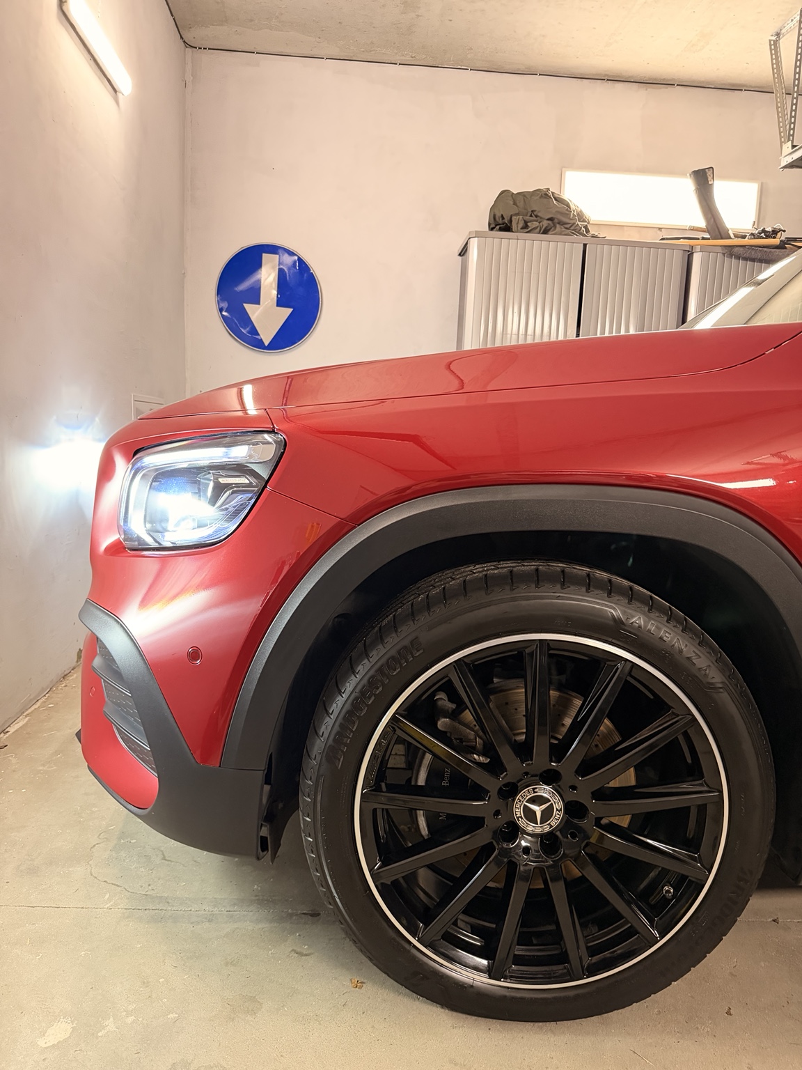 Felga czerwonego Mercedesa po detailingu